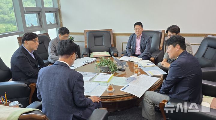 [사천=뉴시스]국립창원대학교 박민원 총장(앞줄 오른쪽)이 지난 2일 사천시청에서 박동식 시장(앞줄 가운데) 등과 사천우주항공캠퍼스 건립 관련 간담회를 하고 있다.(사진=국립창원대 제공) 2025.09.03. photo@newsis.com
