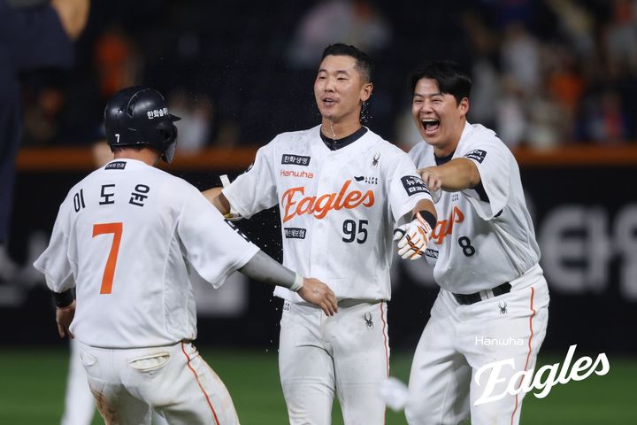 [서울=뉴시스] 프로야구 한화 이글스 황영묵이 3일 대전 중구 대전한화생명볼파크에서 열린 2025 KBO 리그 NC 다이노스와의 경기 10회말 끝내기 안타를 친 뒤 기뻐하고 있다. (사진=한화 이글스 제공) 2025.09.03. *재판매 및 DB 금지