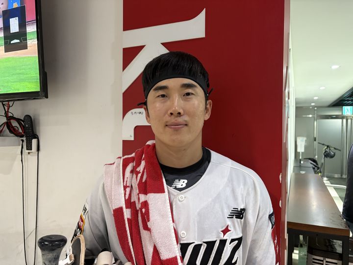 [수원=뉴시스]신유림 기자=프로야구 KT 위즈의 허경민이 3일 수원 KT위즈파크에서 열린 2025 신한 쏠뱅크 KBO리그 롯데 자이언츠와의 경기에 1번 타자 3루수로 선발 출전해 5타수 5안타 1볼넷 2득점을 기록한 뒤 수훈 인터뷰를 마치고 사진 촬영에 임하고 있다. 2025.09.03. spicy@newsis.com *재판매 및 DB 금지