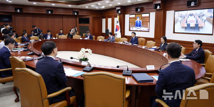 [서울=뉴시스] 추상철 기자 = 구윤철 경제부총리 겸 기획재정부 장관이 3일 오전 서울 종로구 정부서울청사에서 열린 '경제관계장관회의 겸 산업경쟁력강화관계장관회의'에서 발언하고 있다. 2025.09.03. scchoo@newsis.com