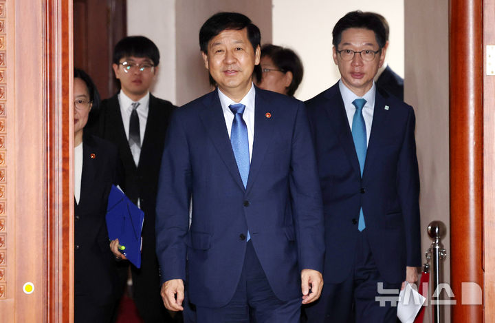 [서울=뉴시스] 추상철 기자 = 구윤철 경제부총리 겸 기획재정부 장관이 3일 오전 서울 종로구 정부서울청사에서 열린 '경제관계장관회의 겸 산업경쟁력강화관계장관회의'에 참석하고 있다. 2025.09.03. scchoo@newsis.com