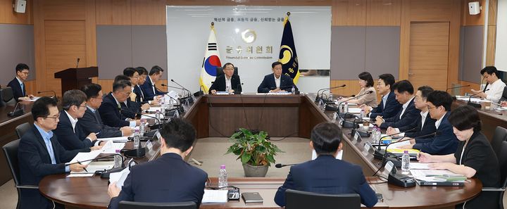 [서울=뉴시스] 권대영 금융위원회 부위원장이 3일 오전 서울 종로구 정부서울청사에서 열린 미국 관세대응 정책금융-금융지주 간담회에서 미국 정부의 상호관세, 품목과세 부과에 따른 우리 기업의 피해를 최소화할 금융업계의 대응방안을 논의하고 있다. (사진=금융위원회 제공) 2025.09.03. photo@newsis.com *재판매 및 DB 금지