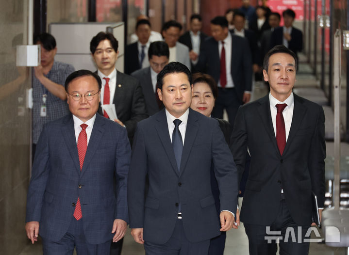 [서울=뉴시스] 김금보 기자 = 장동혁 국민의힘 대표가 3일 오전 서울 여의도 국회에서 긴급 최고위원회의에 참석하고 있다. 왼쪽부터 김재원 최고위원, 장 대표, 김민수 최고위원. 2025.09.03. kgb@newsis.com