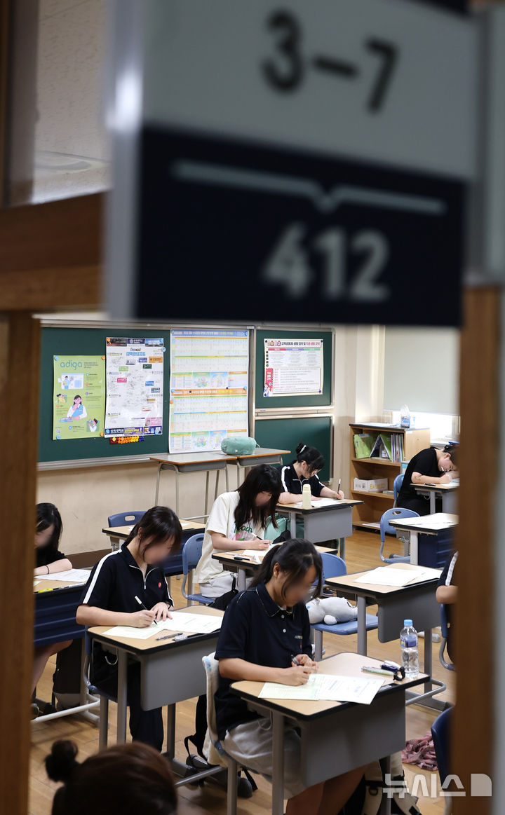 [인천=뉴시스] 전진환 기자 = 2026학년도 대학수학능력시험 전 마지막 모의평가가 실시된 3일 오전 인천 미추홀구 인화여자고등학교에서 고3 학생들이 시험을 치르고 있다. 2025.09.03. amin2@newsis.com