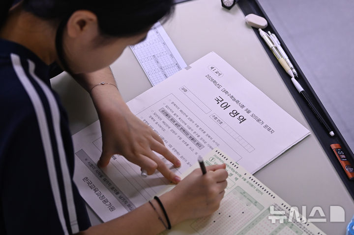 [수원=뉴시스] 김종택 기자 = 2026학년도 대학수학능력시험 9월 모의평가가 실시된 3일 경기 수원시 효원고등학교에서 고3 학생들이 시험을 준비하고 있다. 2025.09.03. jtk@newsis.com
