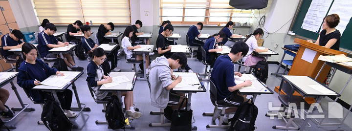 [수원=뉴시스] 김종택 기자 = 2026학년도 대학수학능력시험 9월 모의평가가 실시된 3일 경기 수원시 효원고등학교에서 고3 학생들이 시험을 준비하고 있다. 2025.09.03. jtk@newsis.com