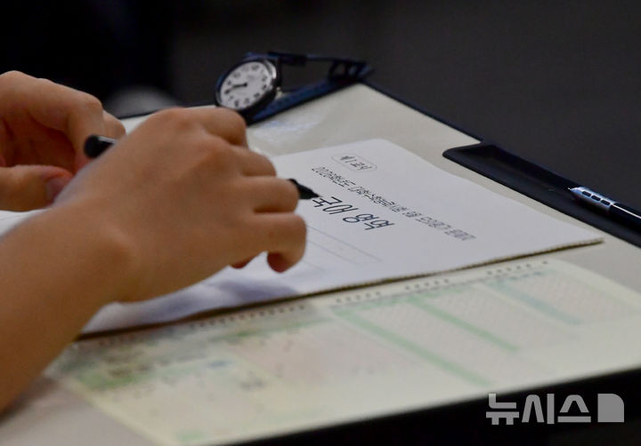 [광주=뉴시스] 김혜인 기자 = 2025학년도 9월 전국연합학력평가가 치러진 3일 오전 광주 남구 한 고등학교에서 고등학교 3학년 학생들이 시험 답안지를 작성하고 있다. 2025.09.03. hyein0342@newsis.com