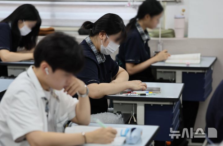 [서울=뉴시스] 사진공동취재단 = 2026학년도 대학수학능력시험 모의평가가 실시된 3일 서울 금천구 금천고등학교에서 고3 학생들이 시험 준비를 하고 있다. 2025.09.03. photo@newsis.com