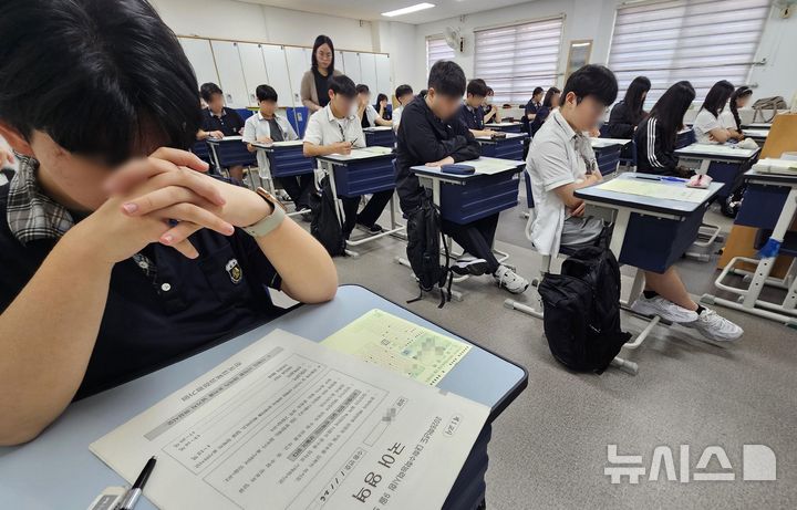[서울=뉴시스] 사진공동취재단 = 2026학년도 대학수학능력시험 모의평가가 실시된 3일 서울 금천구 금천고등학교에서 고3 학생들이 시험 준비를 하고 있다. 2025.09.03. photo@newsis.com