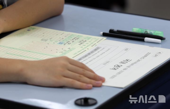 [서울=뉴시스] 사진공동취재단 = 2026학년도 대학수학능력시험 모의평가가 실시된 3일 서울 금천구 금천고등학교에서 고3 학생들이 시험 준비를 하고 있다. 2025.09.03. photo@newsis.com