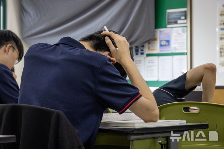 [서울=뉴시스] 사진공동취재단 = 2026학년도 대학수학능력시험 모의평가가 실시된 3일 서울 광진구 광남고등학교에서 고3 학생들이 시험 준비를 하고 있다. 2025.09.03. photo@newsis.com