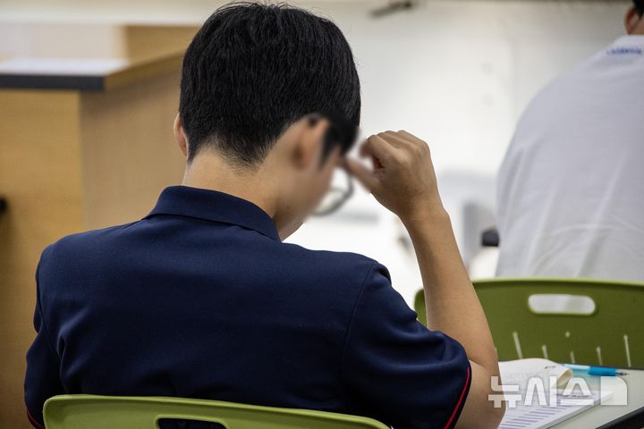 [서울=뉴시스] 사진공동취재단 = 2026학년도 대학수학능력시험 모의평가가 실시된 3일 서울 광진구 광남고등학교에서 고3 학생들이 시험 준비를 하고 있다. 2025.09.03. photo@newsis.com
