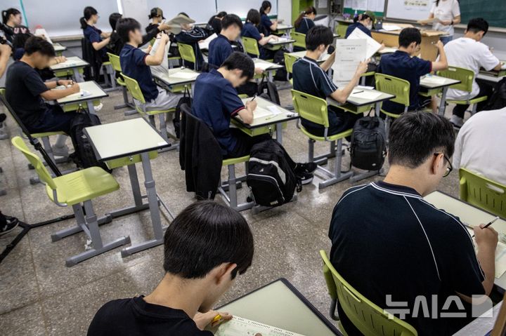 [서울=뉴시스] 사진공동취재단 = 2026학년도 대학수학능력시험 모의평가가 실시된 3일 서울 광진구 광남고등학교에서 고3 학생들이 시험 준비를 하고 있다. 2025.09.03. photo@newsis.com