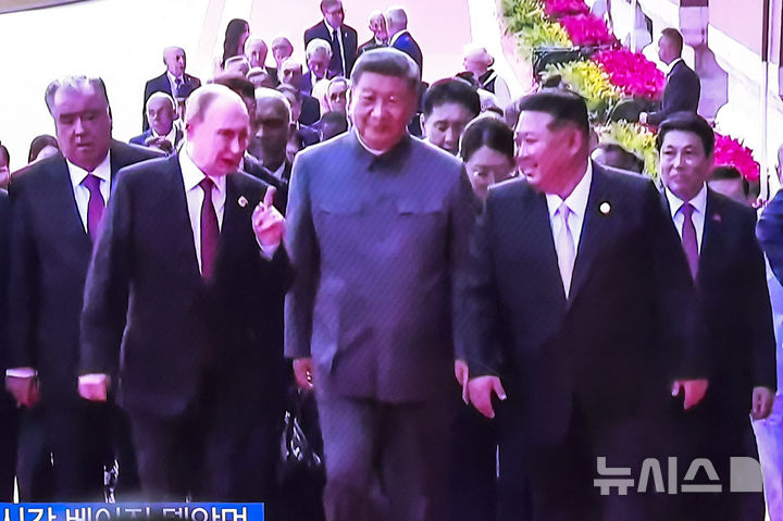 [서울=뉴시스] 정병혁 기자 = 3일 서울 중구 서울역에 설치된 TV에 중계되는 중국 전승절 열병식 행사에서 시진핑 중국 국가주석과 블라디미르 푸틴 러시아 대통령, 김정은 북한 국무위원장이 참석한 장면이 나오고 있다. 2025.09.03. jhope@newsis.com