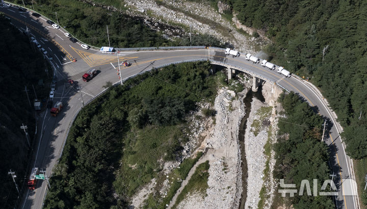 [강릉=뉴시스] 김근수 기자 = 강릉 지역의 극심한 가뭄이 계속되는 3일 강원 강릉시 오봉저수지에 소방차와 살수차들이 이동하고 있다.강릉 지역의 주요 수원인 오봉저수지의 저수율이 전날(14.4%)보다 더 떨어진 14.1%를 기록했다. 2025.09.03. ks@newsis.com