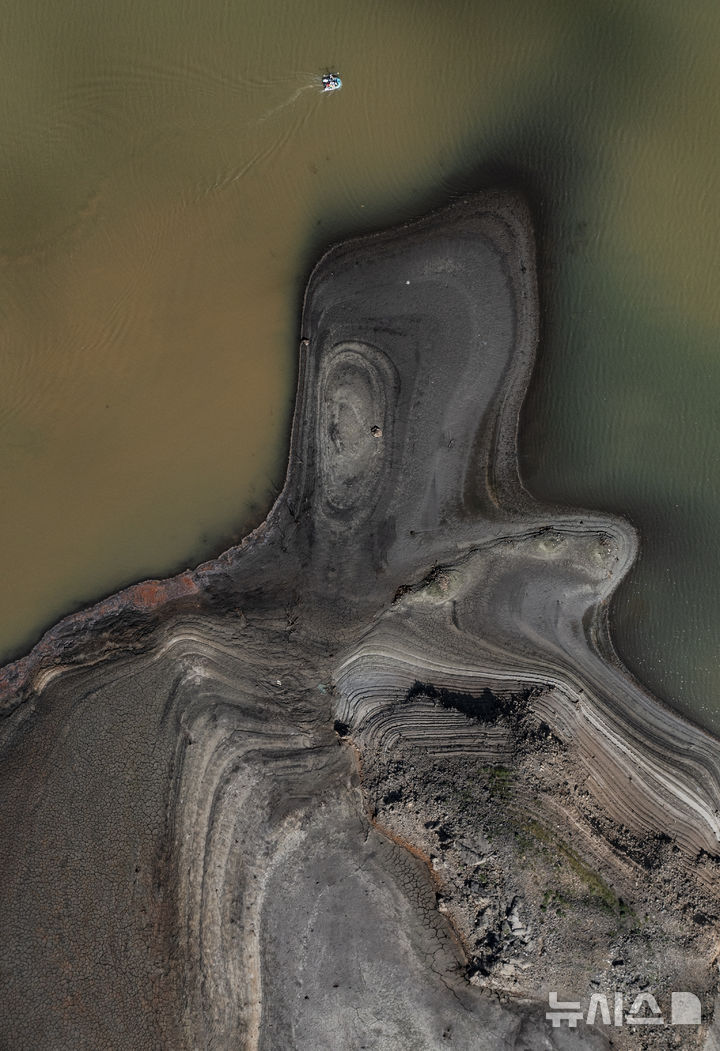 [강릉=뉴시스] 김근수 기자 = 강릉 지역의 극심한 가뭄이 계속되는 3일 강원 강릉시 오봉저수지에 바닥이 드러나 있다.강릉 지역의 주요 수원인 오봉저수지의 저수율이 전날(14.4%)보다 더 떨어진 14.1%를 기록했다. 2025.09.03. ks@newsis.com