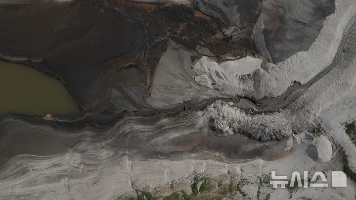 [강릉=뉴시스] 김근수 기자 = 강릉 지역의 극심한 가뭄이 계속되는 3일 강원 강릉시 오봉저수지에 바닥이 드러나 있다.강릉 지역의 주요 수원인 오봉저수지의 저수율이 전날(14.4%)보다 더 떨어진 14.1%를 기록했다. 2025.09.03. ks@newsis.com