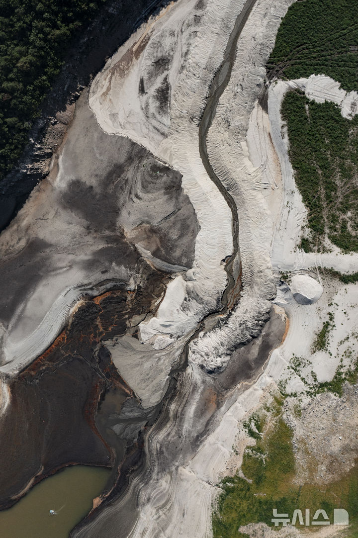[강릉=뉴시스] 김근수 기자 = 강릉 지역의 극심한 가뭄이 계속되는 3일 강원 강릉시 오봉저수지에 바닥이 드러나 있다.강릉 지역의 주요 수원인 오봉저수지의 저수율이 전날(14.4%)보다 더 떨어진 14.1%를 기록했다. 2025.09.03. ks@newsis.com