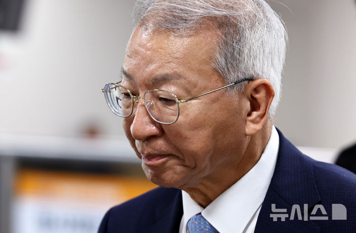 [서울=뉴시스] 최진석 기자 = 사법행정권 남용 의혹으로 재판에 넘겨진 양승태 전 대법원장이 3일 서울 서초구 서울고등법원에서 열린 항소심 결심공판에 출석하고 있다. 2025.09.03. myjs@newsis.com