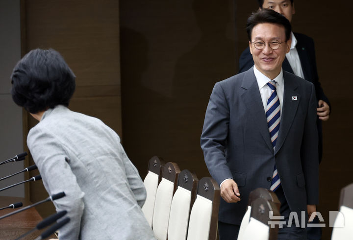 [세종=뉴시스] 강종민 기자 = 김민석 국무총리가 3일 세종시 정부세종청사에서 열린 국정현안관계장관회의에 입장하고 있다. 2025.09.03. ppkjm@newsis.com