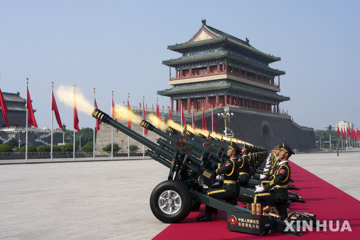 [베이징=신화/뉴시스] 3일(현지 시간) 중국 베이징 톈안먼(천안문)광장에서 열린 '중국 인민 항일 전쟁 및 세계 반파시스트 전쟁 승리(전승절)' 80주년 기념 열병식에서 군인들이 예포를 발사하고 있다. 2025.09.03.