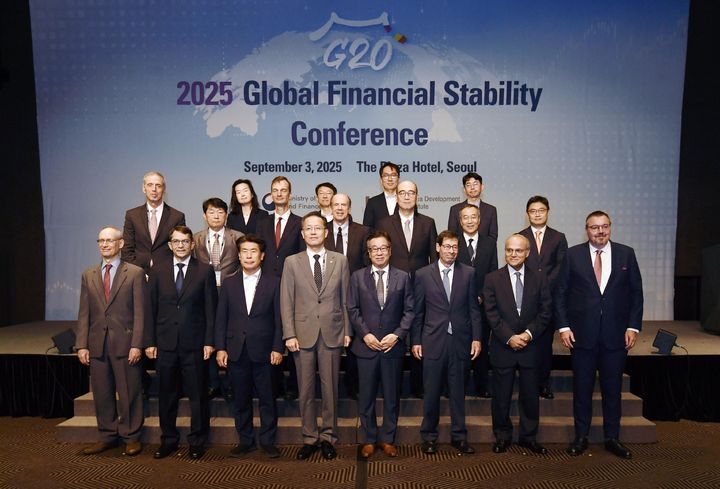 [서울=뉴시스] 이형일 기획재정부 차관이 3일 오전 서울 중구 더 플라자 호텔에서 열린 '2025 G20 글로벌 금융안정 컨퍼런스'에서 참석자들과 기념촬영 하고 있다. (사진=기획재정부 제공) 2025.09.03. photo@newsis.com *재판매 및 DB 금지