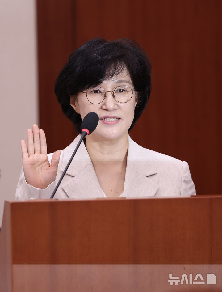 [서울=뉴시스] 김명년 기자 = 원민경 여성가족부장관 후보자가 3일 오전 서울 여의도 국회 여성가족위원회에서 열린 인사청문회에서 선서하고 있다. 2025.09.03. kmn@newsis.com