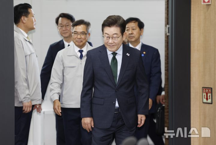 [안산=뉴시스] 최동준 기자 = 이재명 대통령이 3일 경기 안산시 새솔다이아몬드공업에서 열린 K-제조업 기업현장 간담회에 입장하고 있다. 2025.09.03. photocdj@newsis.com