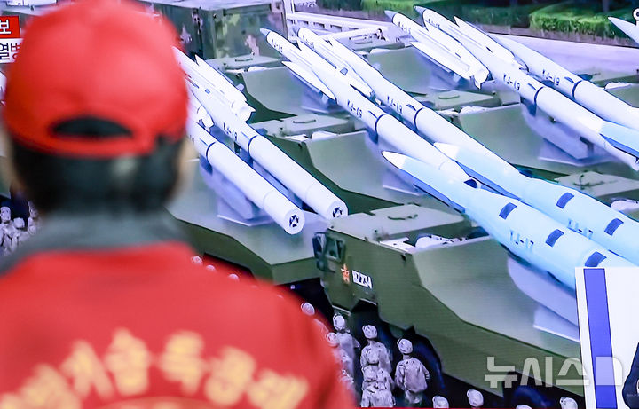 [서울=뉴시스] 정병혁 기자 = 지난 9월3일 중국이 전승절 군사 퍼레이드에서 선보인 극초음속 미사일. 미군항공모함을 겨냥하는 무기다. jhope@newsis.com 2025.12.9.