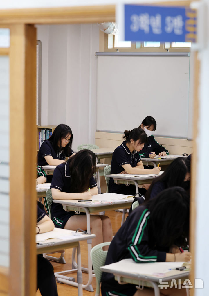 [부산=뉴시스] 하경민 기자 = 2026학년도 대학수학능력시험 9월 모의평가가 실시된 3일 부산 금정구 부산대사범대학부설고등학교 3학년 교실에서 수험생들이 문제를 풀고 있다. 이번 모의평가는 전국 17개 시·도에서 동시에 치러지며, 부산에서는 재학생 2만2506명, 졸업생과 검정고시 출신자 4787명 등 총 2만7293명이 응시했다. 2025.09.03. yulnetphoto@newsis.com