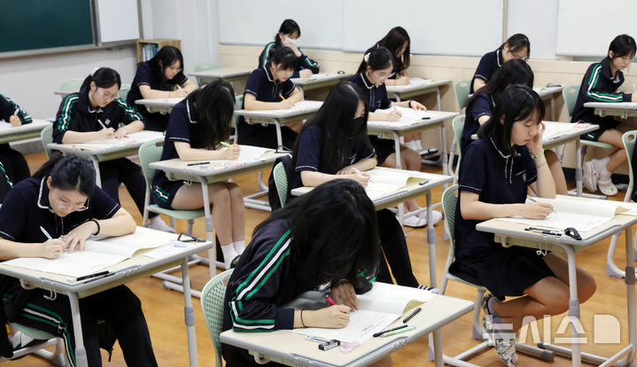 [부산=뉴시스] 하경민 기자 = 2026학년도 대학수학능력시험 9월 모의평가가 실시된 3일 부산 금정구 부산대사범대학부설고등학교 3학년 교실에서 수험생들이 문제를 풀고 있다. 2025.09.03. yulnetphoto@newsis.com