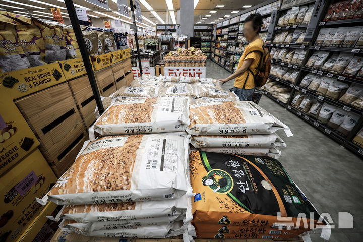 [서울=뉴시스] 정병혁 기자 = 3일 서울시내 대형마트를 찾은 시민들이 쌀을 살펴보고 있다. 쌀 소매가격이 20kg당 평균 6만원을 넘어섰다. 한국농수산식품유통공사 집계에 따르면 전날 쌀 20㎏ 평균 소매가격은 6만294원으로 작년보다 17.2% 상승했다. 이는 평년보다 14% 비싸다.2025.09.03. jhope@newsis.com
