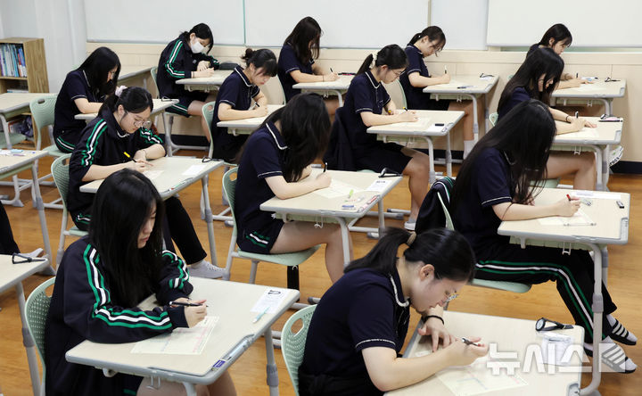  [부산=뉴시스] 하경민 기자 = 2026학년도 대학수학능력시험 9월 모의평가가 실시된 3일 부산 금정구 부산대사범대학부설고등학교 3학년 교실에서 수험생들이 교부받은 문답지에 이름 등을 작성하고 있다 이번 모의평가는 전국 17개 시·도에서 동시에 치러지며, 부산에서는 재학생 2만2506명, 졸업생과 검정고시 출신자 4787명 등 총 2만7293명이 응시했다. 2025.09.03. yulnetphoto@newsis.com