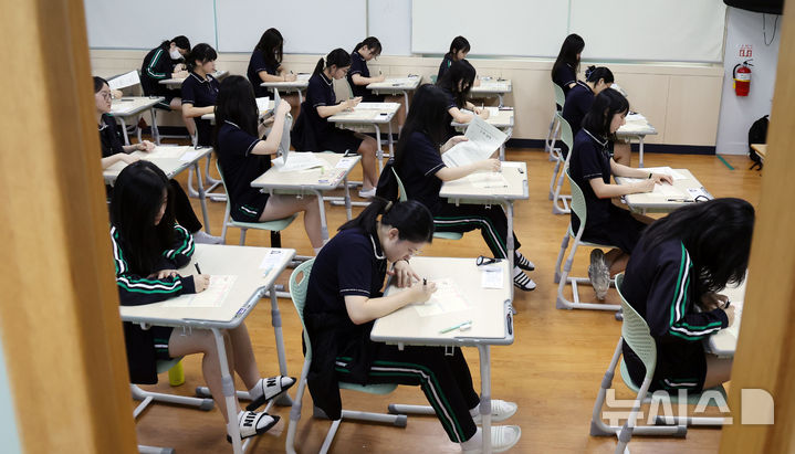  [부산=뉴시스] 하경민 기자 = 2026학년도 대학수학능력시험 9월 모의평가가 실시된 3일 부산 금정구 부산대사범대학부설고등학교 3학년 교실에서 수험생들이 교부받은 문답지에 이름 등을 작성하고 있다. 2025.09.03. yulnetphoto@newsis.com