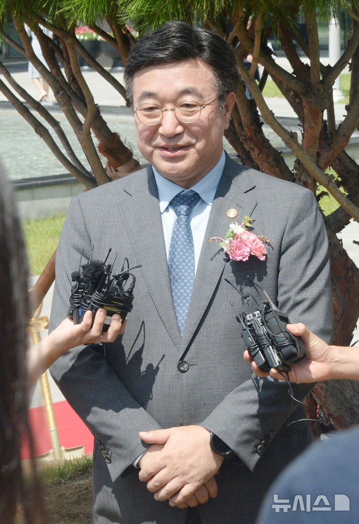 [완주=뉴시스] 김얼 기자 = 윤호중 행안부장관이 3일 전북 완주군 지방자치인재개발원에서 열린 지방자치개발원 60주년 기념식에 참석해 기자단과 인터뷰를 하고 있다. 2025.09.03. pmkeul@newsis.com