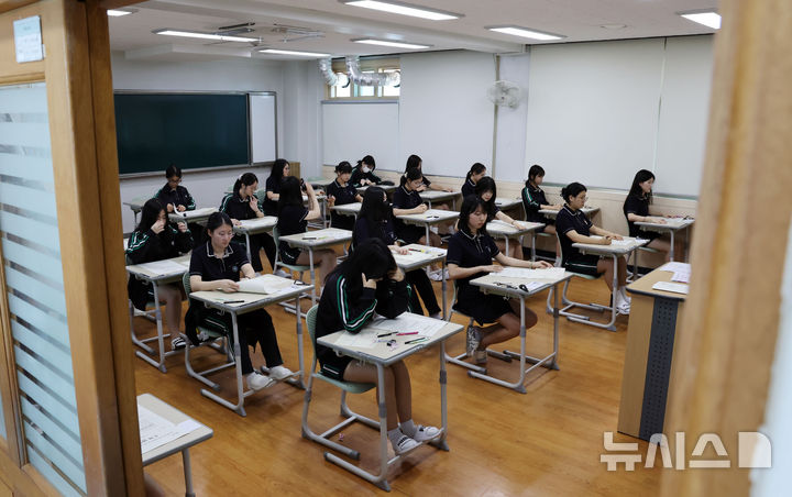  [부산=뉴시스] 하경민 기자 = 2026학년도 대학수학능력시험 9월 모의평가가 실시된 지난달 3일 부산 금정구 부산대사범대학부설고등학교 3학년 교실에서 수험생들이 문답지를 받은 뒤 시험 시작을 기다리고 있다. 2025.09.03. yulnetphoto@newsis.com