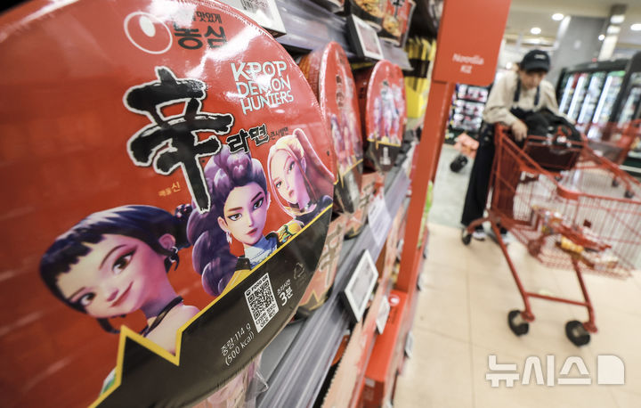 서울=뉴시스] 정병혁 기자 = 3일 서울시내 대형마트에 넷플릭스 애니메이션 영화 '케이팝 데몬 헌터스'와 농심이 콜라보한 제품들이 진열되어 있다. 넷플릭스 애니메이션 영화 '케이팝 데몬 헌터스'의 OST '골든'이 미국 빌보드 메인 싱글차트 '핫100' 정상을 지켰다. 빌보드에 따르면, '케이팝 데몬 헌터스' OST인 '헌트릭스'의 '골든'은 지난 주에 이어 6일 자 '핫100'에서도 1위를 차지했다. '골든'은 이에 따라 2주 연속 1위이자, 비연속으로 통산 3주 '핫100' 정상에 오르게 됐다. 2025.09.03. jhope@newsis.com