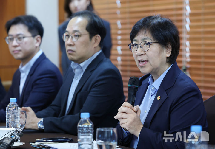 서울=뉴시스] 김진아 기자 = 정은경 보건복지부 장관이 지난 3일 서울 중구 코리아나호텔에서 열린 의사·병원·치과의사·한의사·약사·간호사 보건의약단체장과의 오찬 간담회에서 발언하고 있다. 이날 간담회에는 김택우 대한의사협회장, 이성규 대한병원협회장, 박태근 대한치과의사협회장, 윤성찬 대한한의사협회장, 황금석 대한약사회 부회장, 신경림 대한간호협회장이 참석했다. 2025.09.03. bluesoda@newsis.com