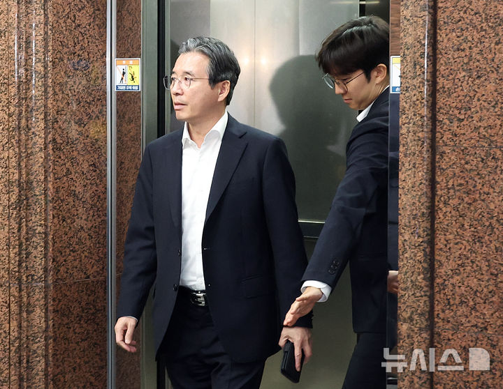 [서울=뉴시스] 김금보 기자 = 김용범 대통령실 정책실장이 지난 3일 서울 여의도 수출입은행에서 열린 비공개 실무 고위당정협의회에 참석하고 있다. 2025.09.03. kgb@newsis.com