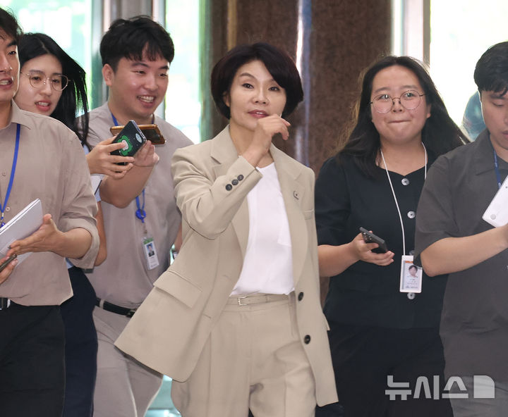 [서울=뉴시스] 김금보 기자 = 한정애 더불어민주당 정책위의장이 3일 서울 여의도 수출입은행에서 열린 비공개 실무 고위당정협의회에 참석하고 있다. 2025.09.03. kgb@newsis.com