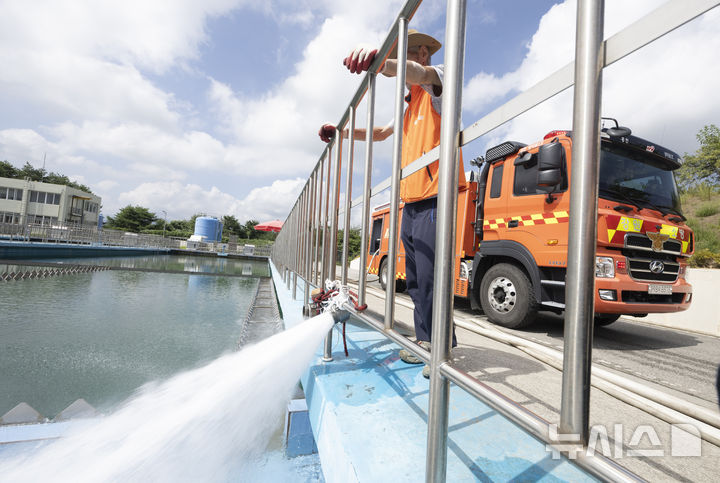 [강릉=뉴시스] 김근수 기자 = 극심한 가뭄이 이어지는 3일 강원 강릉시 홍제정수장에서 소방차들이 물을 실어 나르고 있다.강릉 지역 주요 수원인 오봉저수지의 저수율은 전날 14.4%에서 더 떨어져 14.1%를 기록했다. 2025.09.03. ks@newsis.com