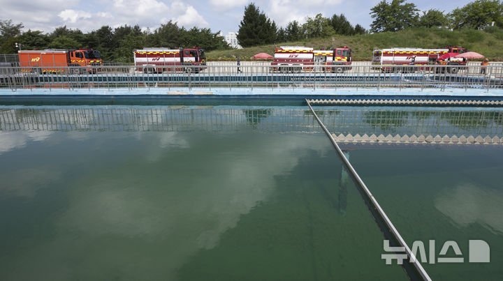 [강릉=뉴시스] 김근수 기자 = 극심한 가뭄이 이어지는 3일 강원 강릉시 홍제정수장에서 소방차들이 물을 실어 나르고 있다.강릉 지역 주요 수원인 오봉저수지의 저수율은 전날 14.4%에서 더 떨어져 14.1%를 기록했다. 2025.09.03. ks@newsis.com