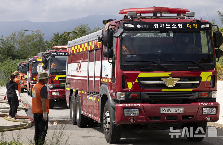 [강릉=뉴시스] 김근수 기자 = 극심한 가뭄이 이어지는 지난 3일 강원 강릉시 홍제정수장에서 소방차들이 물을 실어 나르고 있다.강릉 지역 주요 수원인 오봉저수지의 저수율은 전날 14.4%에서 더 떨어져 14.1%를 기록했다. 2025.09.03. ks@newsis.com