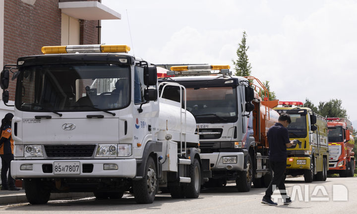 [강릉=뉴시스] 김근수 기자 = 극심한 가뭄이 이어지는 3일 강원 강릉시 홍제정수장에서 소방차와 펌프 트럭들이 물을 실어 나르고 있다.강릉 지역 주요 수원인 오봉저수지의 저수율은 전날 14.4%에서 더 떨어져 14.1%를 기록했다. 2025.09.03. ks@newsis.com