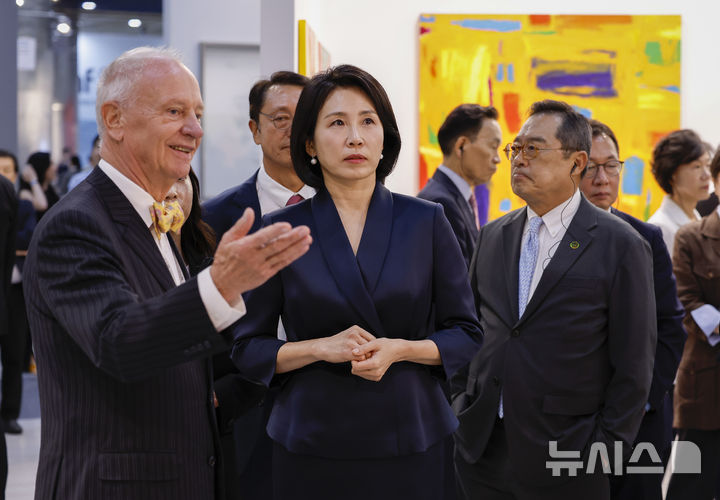 [서울=뉴시스] 황준선 기자 = 이재명 대통령 부인 김혜경 여사가 3일 서울 강남구 코엑스에서 열린 국내최대 아트페어 '키아프 서울(Kiaf SEOUL)'을 찾아 전시를 둘러보고 있다. (공동취재) 2025.09.03. photo@newsis.com
