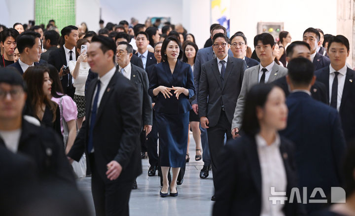 [서울=뉴시스] 황준선 기자 = 이재명 대통령 부인 김혜경 여사가 3일 서울 강남구 코엑스에서 열린 국내최대 아트페어 '키아프 서울(Kiaf SEOUL)'을 찾아 전시를 둘러보고 있다. (공동취재) 2025.09.03. photo@newsis.com