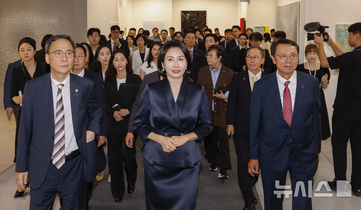 [서울=뉴시스] 황준선 기자 = 이재명 대통령 부인 김혜경 여사가 3일 서울 강남구 코엑스에서 열린 국내최대 아트페어 '키아프 서울(Kiaf SEOUL)'을 찾아 전시를 둘러보고 있다. (공동취재) 2025.09.03. photo@newsis.com