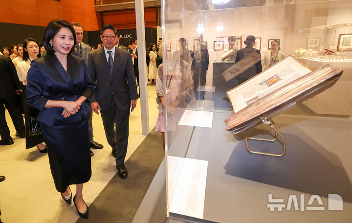 [서울=뉴시스] 황준선 기자 = 이재명 대통령의 부인 김혜경 여사가 3일 서울 강남구 코엑스에서 열린 '프리즈 서울 2025' VIP 프리뷰 데이를 찾아 기욤 드 로리스와 장 드 몽의 '장미 이야기' 를 관람하고 있다. (공동취재) 2025.09.03. photo@newsis.com