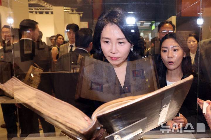 [서울=뉴시스] 황준선 기자 = 이재명 대통령의 부인 김혜경 여사가 3일 서울 강남구 코엑스에서 열린 '프리즈 서울 2025' VIP 프리뷰 데이를 찾아 기욤 드 로리스와 장 드 몽의 '장미 이야기' 를 관람하고 있다. (공동취재) 2025.09.03. photo@newsis.com