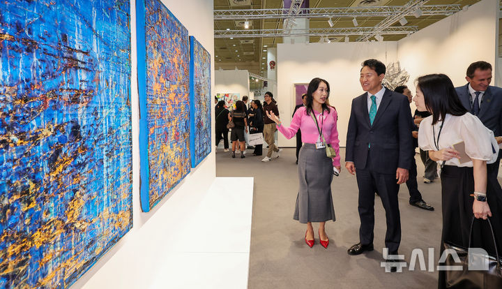 [서울=뉴시스] 황준선 기자 = 오세훈 서울시장이 3일 서울 강남구 코엑스에서 열린 '프리즈 서울 2025' VIP 프리뷰 데이를 찾아 작품들을 관람하고 있다. (공동취재) 2025.09.03. photo@newsis.com